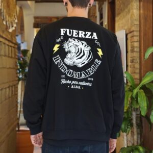 Buzo unisex negro fuerza indomable